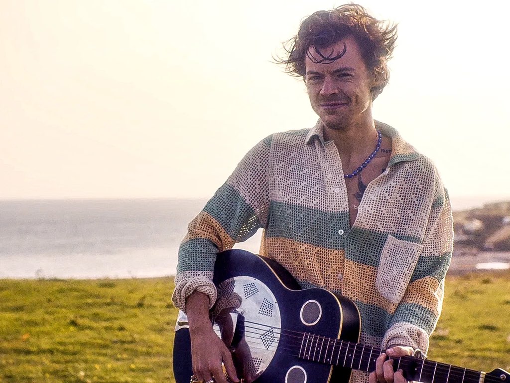 goldencharryy's tweet photo. headphones aren’t enough I need Harry Styles to beat me with his guitar https://t.co/P4udxhP2pV