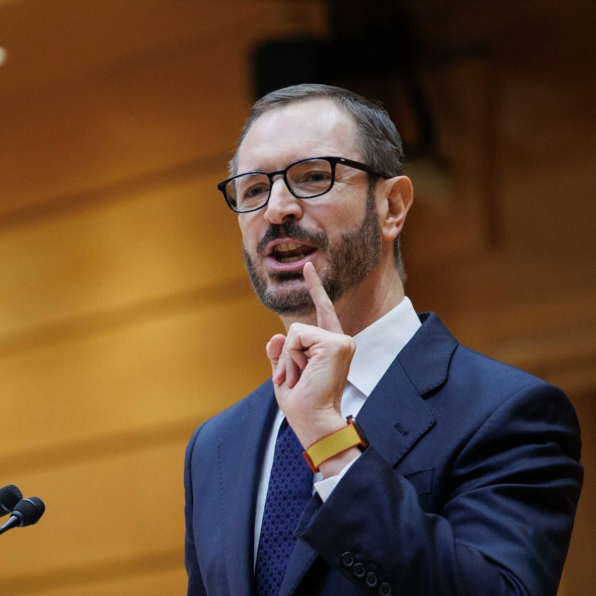 El partido de <a href="/JavierMaroto/">Javier Maroto</a> promoviendo un cónclave en el Senado de gente que promueve terapias de conversión para homosexuales. Decidme mejor forma de vender tu dignidad.