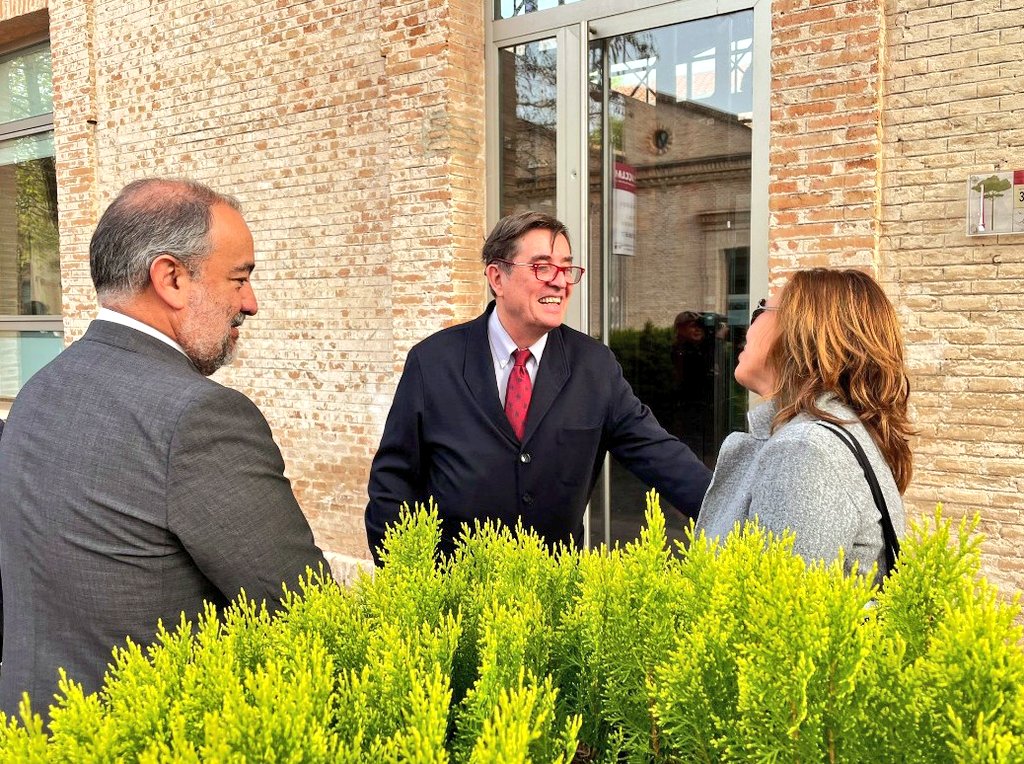 Ya es oficial: tenemos renovado rector en <a href="/uclm_es/">Universidad de Castilla-La Mancha</a> <a href="/GardeJulian/">Julian Garde</a> ¡enhorabuena! Además, me ha dicho un 'pajarillo' que pronto volverá <a href="/lgm_com/">Luis García Montero</a> a nuestra universidad. Estoy contenta. Por más compañeros que me traten y miren así de bien.
Foto de hace unos meses en la puerta del aula.