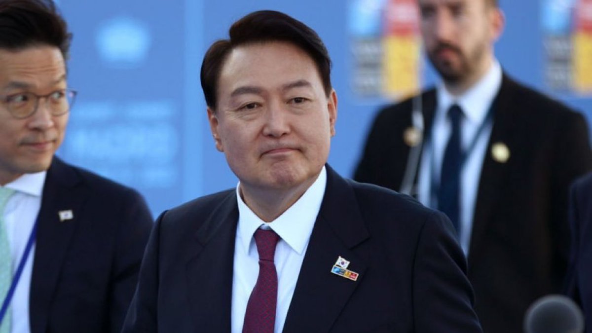 vesstnik's tweet photo. 🇰🇷 Президенты Южной Кореи: 

1.Сингман ��и (1948–1960) – Свергнут.
2.Юн Бо Сон (1960–1962) – Свергнут.
3.Пак Чон Хи (1962–1979) – Убит.
4.Чхве Гю Ха (1979–1980) – Отстранен военным переворотом.
5.Чон Ду Хван (1981–1988) – Приговорен к смертной казни после президентства.
6.Но Тэ У (1988–1993) – Приговорен к 22 годам тюрьмы после президентства.
7.Ким Ён Сам (1993–1998) – Был заключен в тюрьму во время правления президента ��� 3. На посту президента добился осуждения двух своих предшественников.
8.Ким Дэ Чжун (1998–2003) – Был заключен в тюрьму при президенте № 3 и приговорен к смертной казни при президенте № 5 (позже помилован). Лауреат Нобелевской премии мира.
9.Но Му Хён (2003–2008) – Импичмент (позже отменен Конституционным судом). После президентства расследовался за коррупцию и покончил с собой.
10.Ли Мён Бак (2008–2013) – Арестован за коррупцию после президентства; приговорен к 15 годам тюрьмы.
11.Пак Кын Хе (2013–2016) – Импичмент и арест за коррупцию; приговорена к 24 годам тюрьмы.
12.Мун Ч��э Ин – Недавний президент; не был заключен в тюрьму.
13.Юн Сок Ёль – Импичмент вероятен.