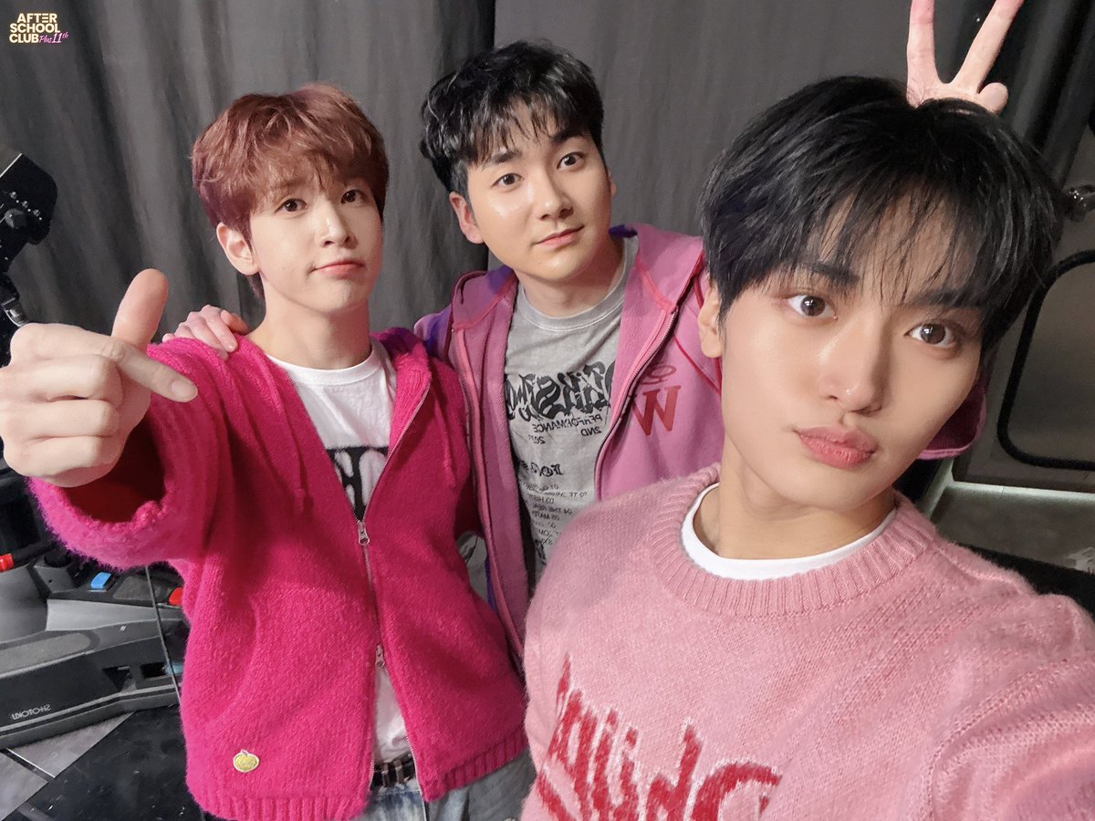 [PICS] 241202

Foto postada na conta do After School Club com Allen, Taeyoung e Aaron

#CRAVITY #크래비티
#ALLEN #TAEYOUNG
<a href="/CRAVITY_twt/">CRAVITY</a> <a href="/CRAVITYstarship/">CRAVITY OFFICIAL</a> <a href="/KwakAaronBR/">Kwak Aaron Brasil 🤠🐶</a>