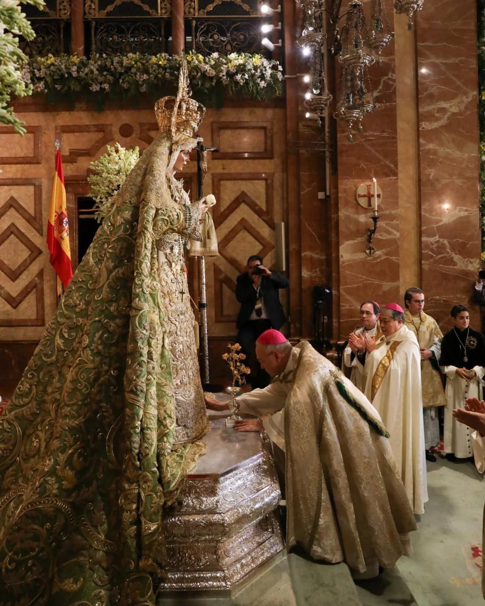 Como hermano de la <a href="/EspDeTriana/">Esperanza de Triana</a> , quiero compartir con los macarenos la alegría y la dicha por enseñarle a Roma que en Sevilla reina la Esperanza. Hoy todos hemos sido uno (o deberíamos) con la <a href="/Hdad_Macarena/">Hermandad de la Macarena</a> y celebrar con ellos el gozo y la Esperanza.