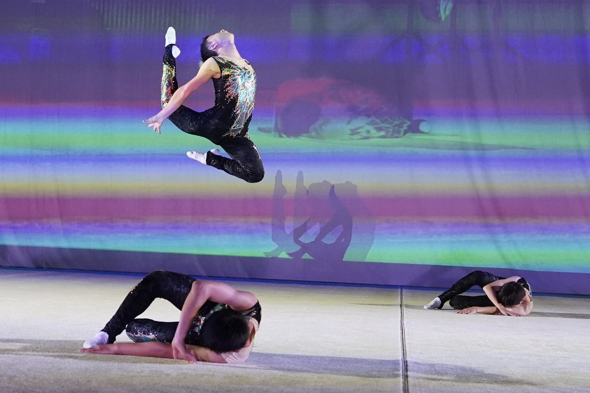 ソルクス体操クラブさんの演技冒頭のポーズから惹きこまれた。ジュニアとは思えない…
綺麗に見える動きを身体がしっかり覚えている印象。バランス見切れ過ぎだけど皆足高くて綺麗だったー！組みも高さがあって素敵だった✨全日本ジュニアも良い演技になりますように！
#男子新体操
#オージーエフ井原