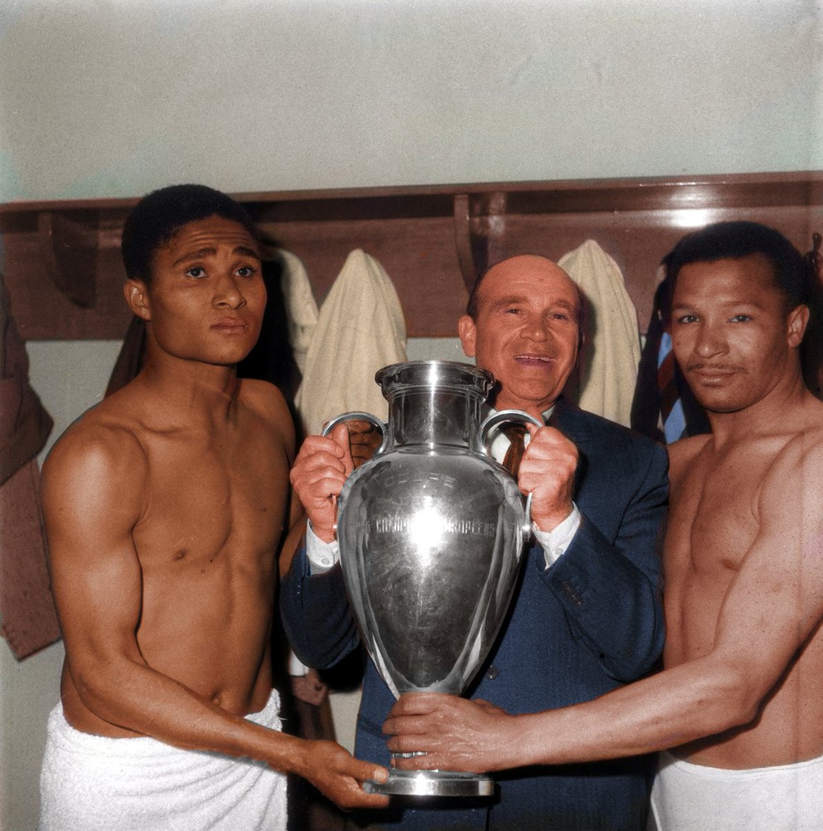 Eusebio, Bela Guttman y Coluna, Benfica, posan con la Copa de Europa. 1962.