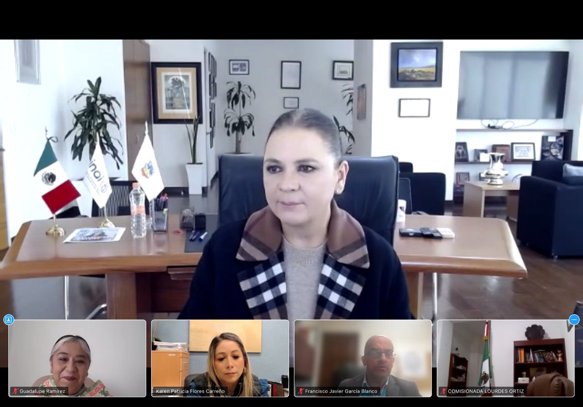 Acompañada de la Comisionada Karen Flores, Secretaria de la <a href="/SNT_CoordCentro/">Region Centro del SNT</a> y mis compañeros integrantes, se llevó a cabo la 1a. Sesión Extraordinaria 2024, en la cual presenté el Informe de Trabajo 2023-2024 de esta región, la cual tengo el honor de coordinar.