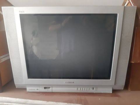 PeodR's tweet photo. Essa tv e esse furgão em um filme de 1999, faltou uma pesquisa absurda! Não lembro de ter visto essas coisas em 1999! https://t.co/i0zzZ8uY40
