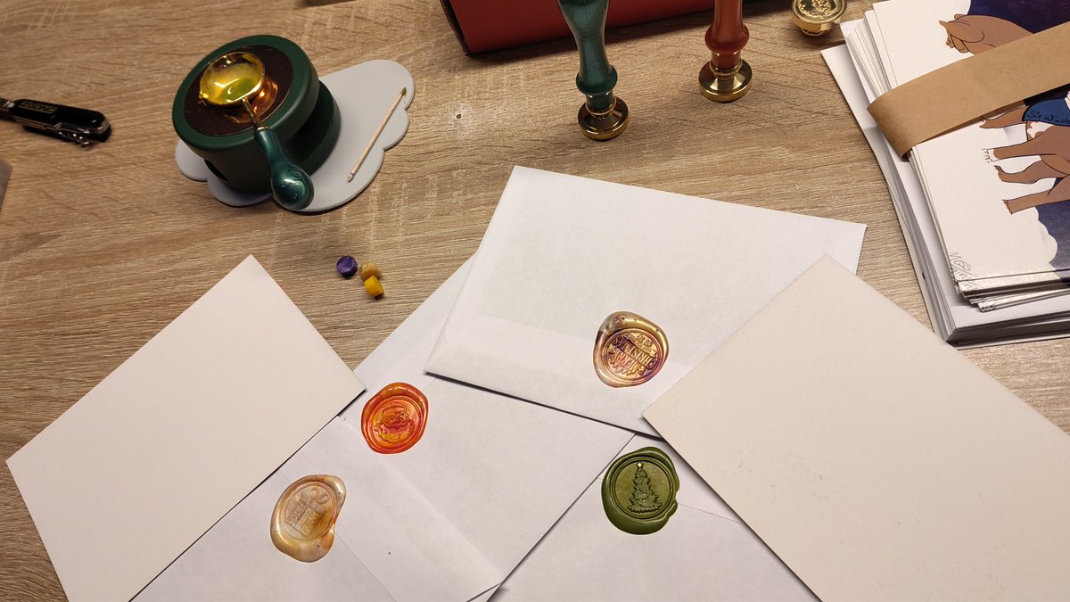 Grace und ich haben heute angefangen an unserer Weihnachtspost zu arbeiten und das Menschenkind hat uns mit dem Siegel geholfen (Feuer ist nicht so unseres...)