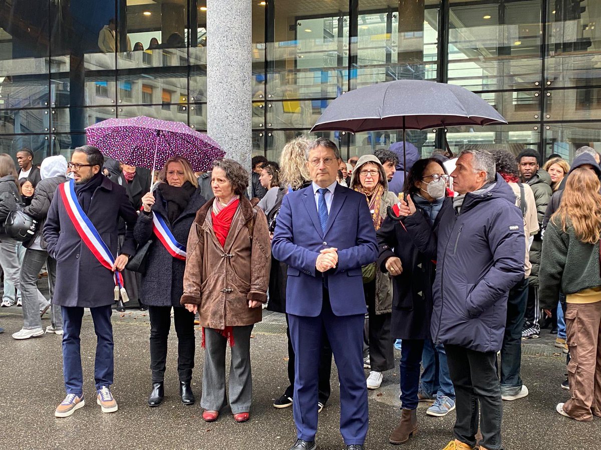 Aux côtés de <a href="/UnivEvry/">Université Évry Paris-Saclay</a> ce midi et de son président <a href="/vbouhier/">Vincent Bouhier</a> pour nous mobiliser et manifester d’une seule voix notre préoccupation face aux difficultés budgétaires et à la baisse des moyens de l’ensemble des universités de France. Nous ne pouvons accepter de sacrifier l’avenir !