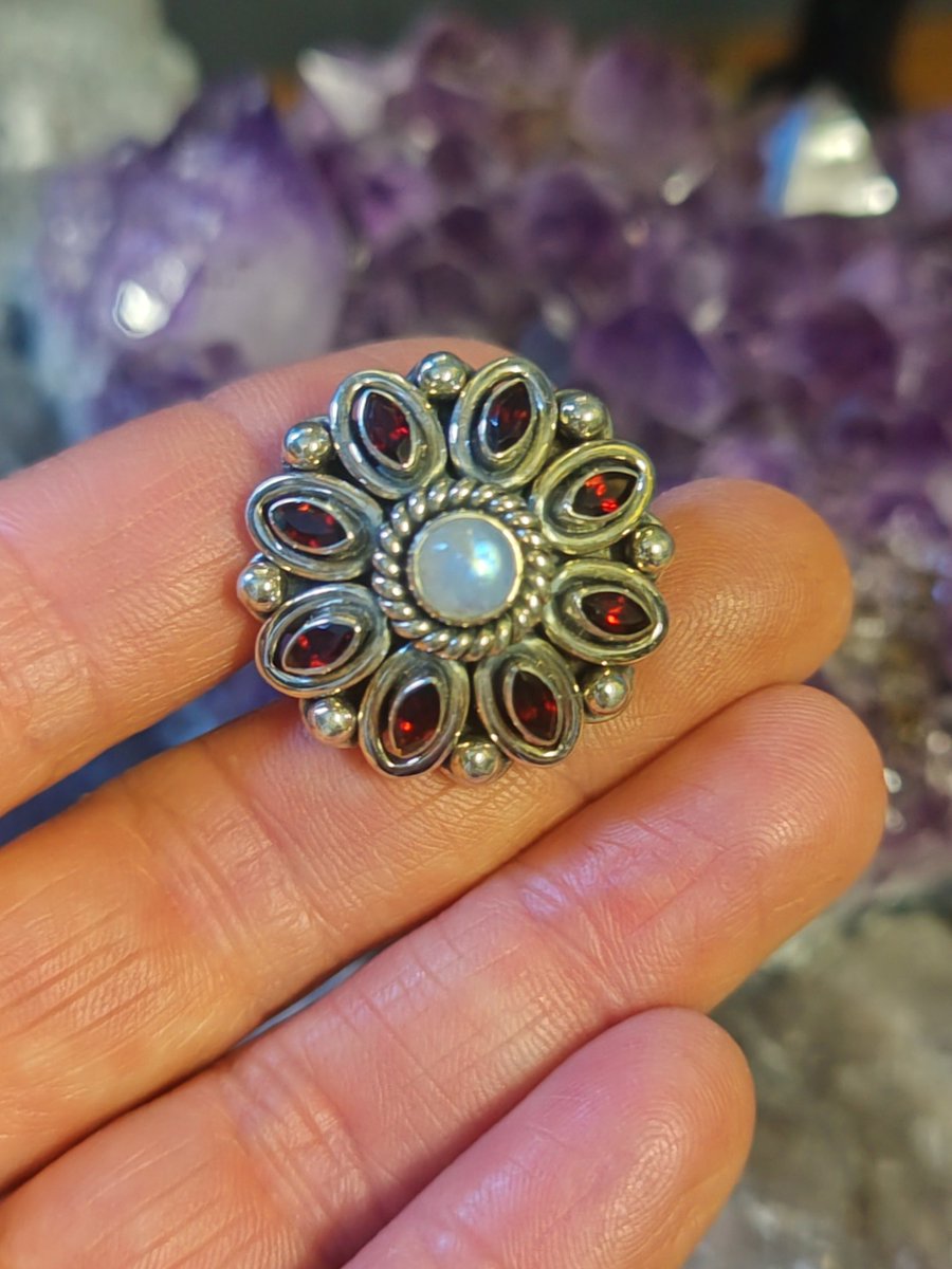 WickedVintageUK's tweet image. Dazzling silver 925 cocktail ring, flower design with central #moonstone surrounded by petals formed of beautiful garnets ☺️ a stunning #ChristmasGift 💕💕💕💕💕💕