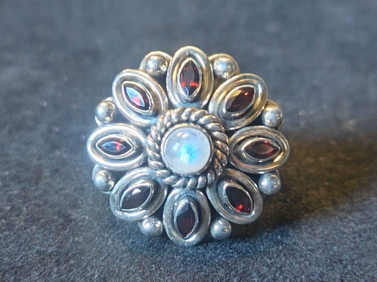 WickedVintageUK's tweet image. Dazzling silver 925 cocktail ring, flower design with central #moonstone surrounded by petals formed of beautiful garnets ☺️ a stunning #ChristmasGift 💕💕💕💕💕💕