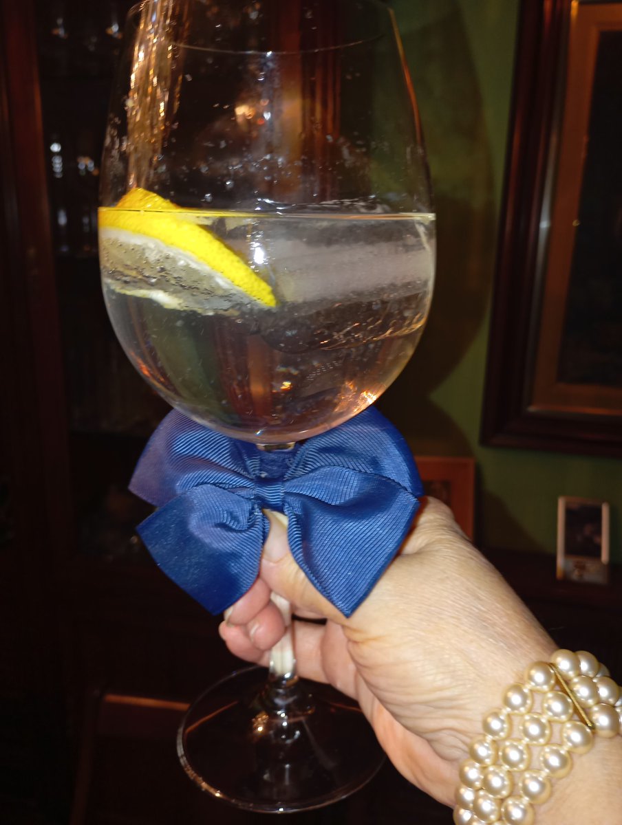 Secret_lml's tweet photo. @pamplina_3 #RUSCA #LAUMA Este brindis va por usted señor Oscar . 💙💙💙💙 https://t.co/uiNdQjCi94