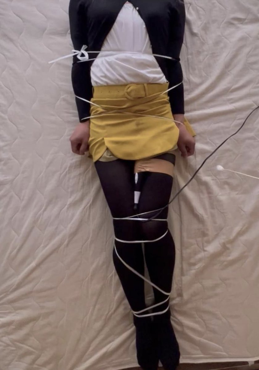 縛られたまま電マ責め放置。。。
もう狂わされた後で、スカートが濡れてる。。。
#裏垢女子
#裏垢女装子
#P活
#p活