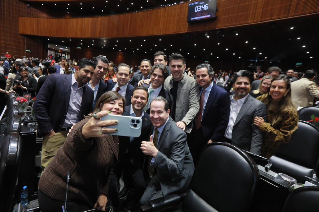 eruviel_avila's tweet photo. Para proteger la salud de las y los mexicanos, hoy en la @Mx_Diputados aprobamos, desde la Constitución, prohibir: a) la producción, distribución y comercialización de vapeadores y cigarrillos electrónicos; y b) el uso de sustancias tóxicas como el fentanilo, que ponen en riesgo, principalmente, a nuestra juventud.

Vamos por una juventud sana, fuerte y con oportunidades, lejos de las adicciones que destruyen vidas y familias.