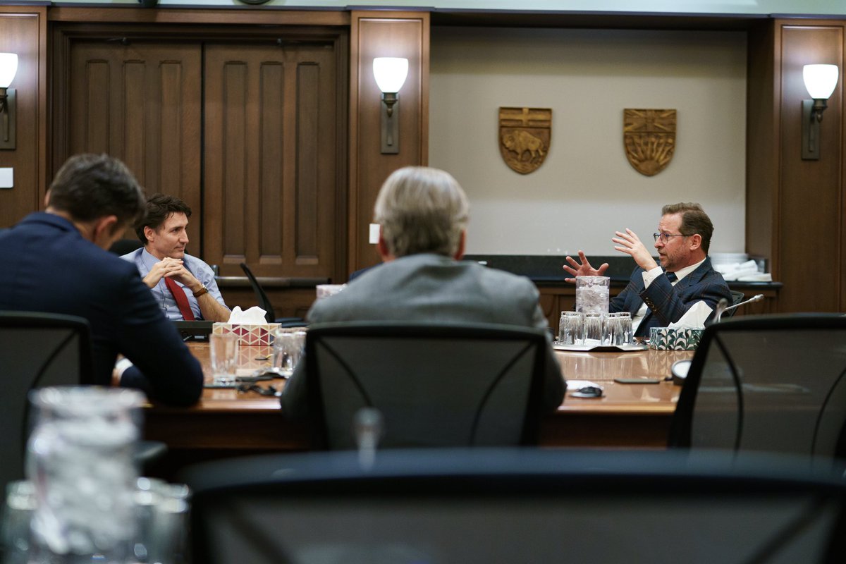 JustinTrudeau's tweet image. Today, the Deputy Prime Minister, the Minister of Public Safety, and I briefed opposition leaders on my meeting with President Trump and the Canada-U.S. partnership.

It’s in the interest of every Canadian worker and business that we take a Team Canada approach on this.