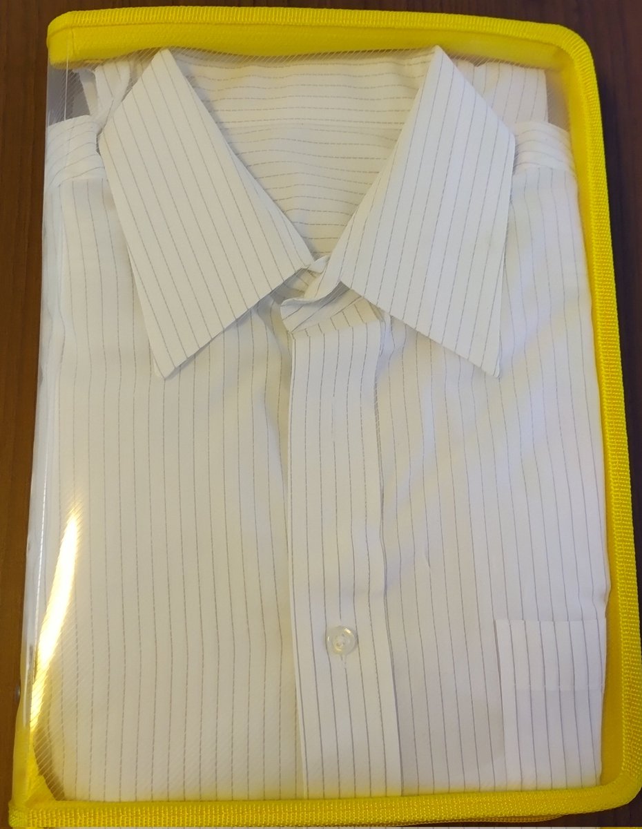 ShinShinohara's tweet photo. 出張でワイシャツをシワ寄らないように持ってくのが難しい、と悩んでいたら、YouMeさんが調べてくれた方法。クリアファイルを型紙代わりにして畳み、百円ショップのクリアフォルダーに入れる方法。これならシワよらずに運べる。オススメ。 https://t.co/nIra6BejXV