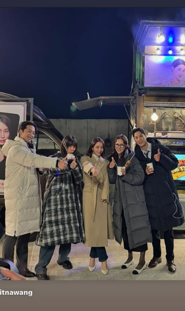 KDramaHandle's tweet photo. #LeeByungHun showed his support for his wife, #LeeMinJung, by sending a snack truck to the set of her drama #YesLetsGetADivorce.
Broadcast in the first half of 2025. #KimJiSeok #KiEunSe #WangBitNa #LeeJinYi https://t.co/U4VMGZOJqr