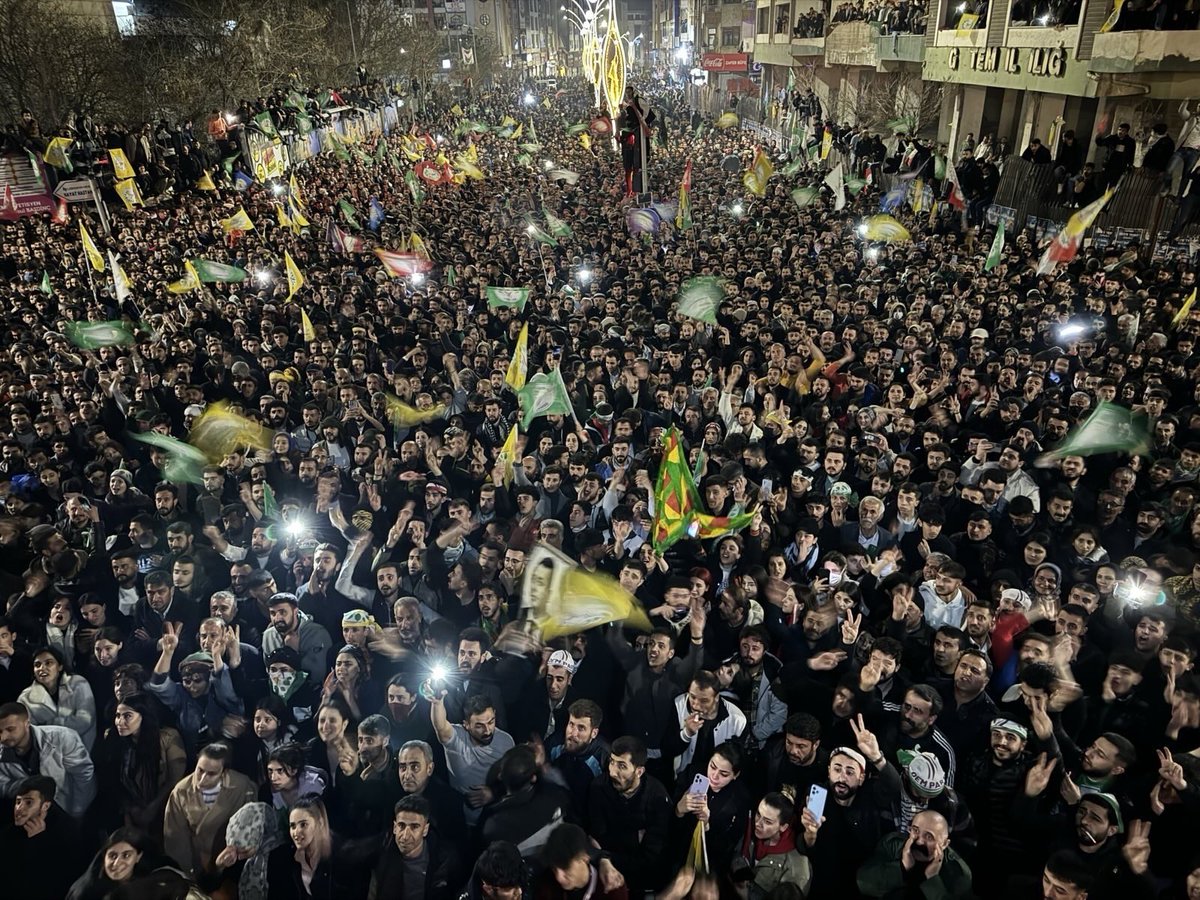 Önce yerel mahkeme “ memnu haklarınızı’’ geri verecek, seçime gireceksiniz ve % 55.5 oyla eş başkan seçileceksiniz. Sonra da ‘’kusura bakmayın! Biz yanlış hesap yapmışız, memnu haklarınızı geri alıyoruz’’ diyeceksiniz. Yüz binlerin iradesini, seçme-seçilme hakkını nereye