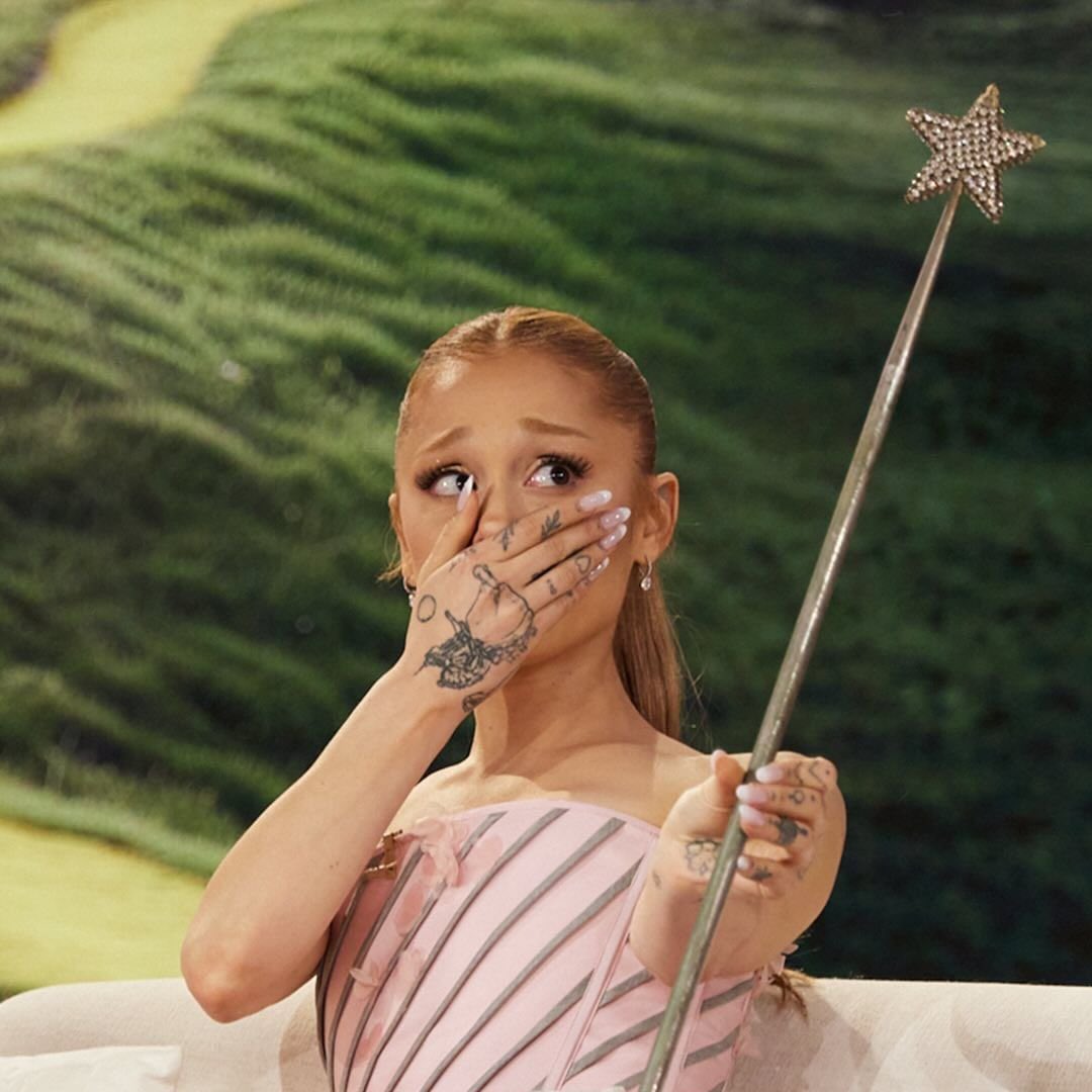 PopBase's tweet image. Ariana Grande with the original Glinda wand.
