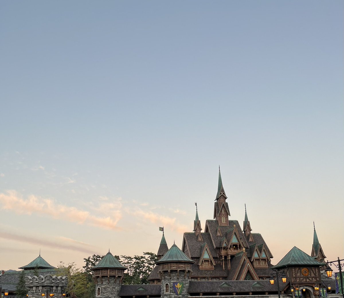 先日一時帰国した時にアナと雪の女王のアトラクションを体験し、そっから「そういいえば2は見てなかったなぁ」と思って見てみたら、なんとこれは。1だけじゃ良さがわからないやつ...! ということに気がついた。2も賛否両論あるみたいだけど、1だけじゃわからなかった背景が掴めたから見てよかった。