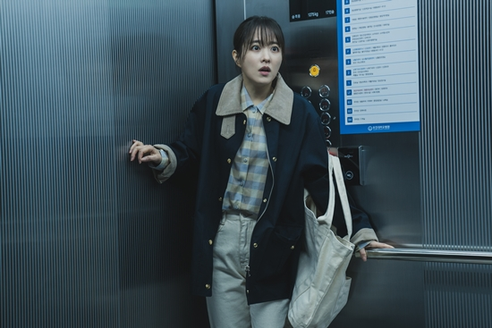 KDramaHandle's tweet image. #ParkBoYoung and #ParkHyukKwon pre-release stills from Disney+ drama #LightShop Episodes 1-4.

Yeongji becomes trapped in an elevator with a mysterious man, Seungwon, who frightens her with bizarre behavior, including spewing water from his body.

Releases today. #JuJiHoon