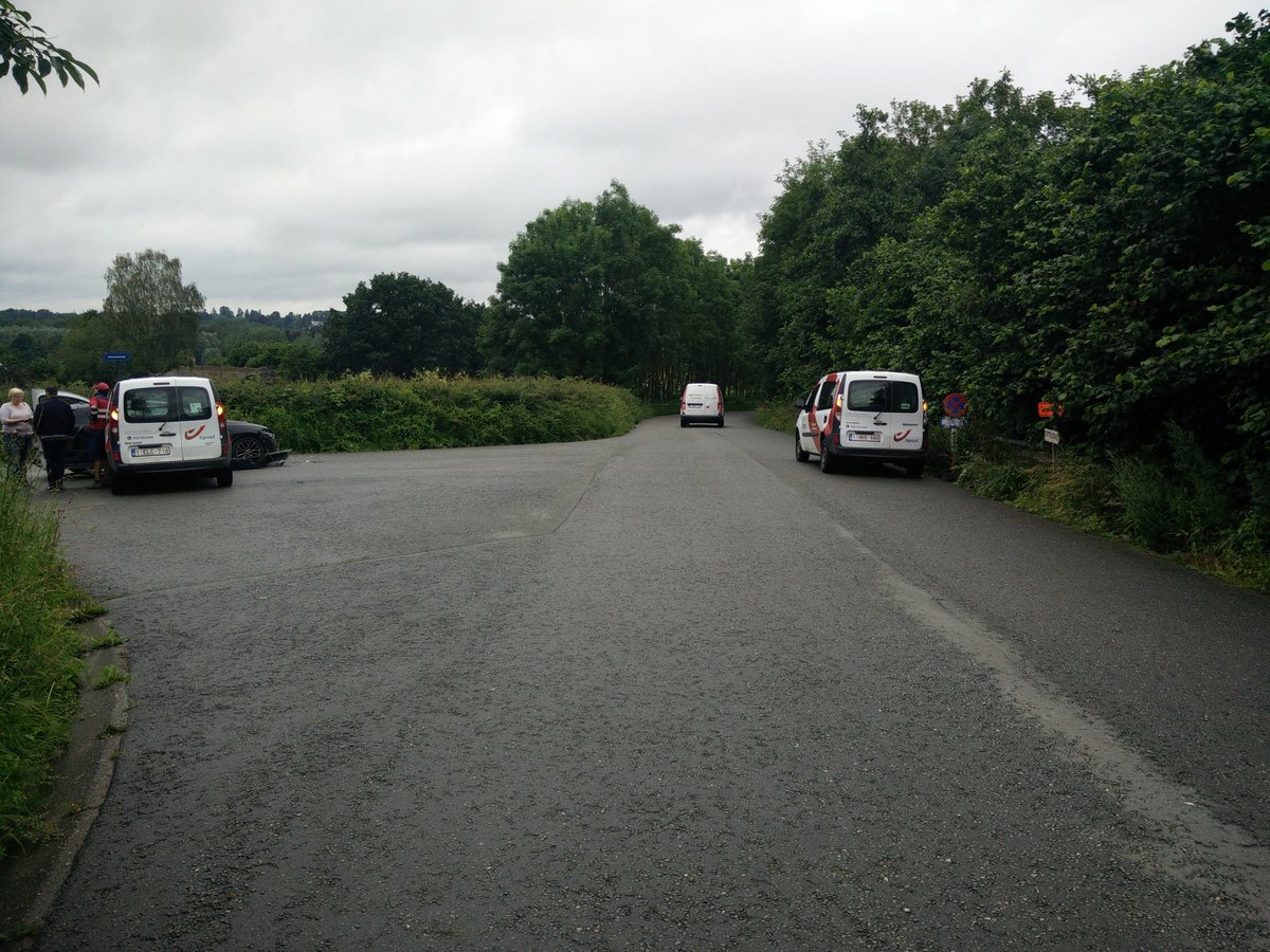 SebastienMorel's tweet photo. @wduyck Sommigen rijden als gekken. Zelf aangereden door bpost busje die zijn bocht afsneed en mij frontaal ging aanrijden. Uit reflex uitgeweken naar links. Na 7 jaar rechtbank in ongelijk gesteld want meneer kwam van rechts. Onvoorstelbaar. Rijbewijs had hij niet in België behaald. https://t.co/XffkUc6MEs