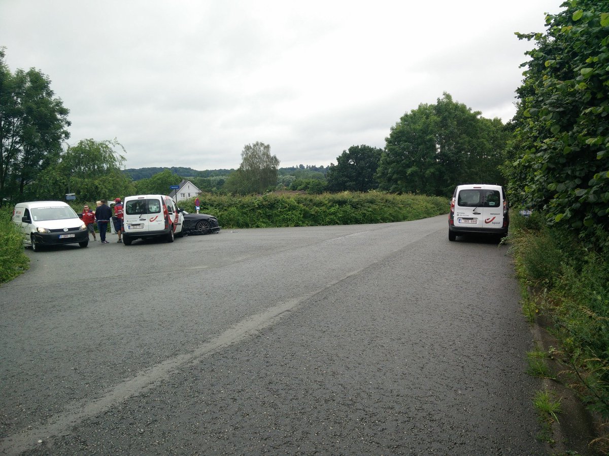 SebastienMorel's tweet photo. @wduyck Sommigen rijden als gekken. Zelf aangereden door bpost busje die zijn bocht afsneed en mij frontaal ging aanrijden. Uit reflex uitgeweken naar links. Na 7 jaar rechtbank in ongelijk gesteld want meneer kwam van rechts. Onvoorstelbaar. Rijbewijs had hij niet in België behaald. https://t.co/XffkUc6MEs