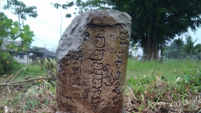 Penemuan Prasasti Ampeldento yang Ungkap Patih Baru Majapahit

Sebuah prasasti ditemukan di sekitar gerbang Tol Pakis, Desa Ampeldento, Kecamatan Pakis, Malang pada 22 November 2022 lalu. Prasasti Ampeldento itu menguak temuan mencengangkan. Di prasasti itu termuat nama patih