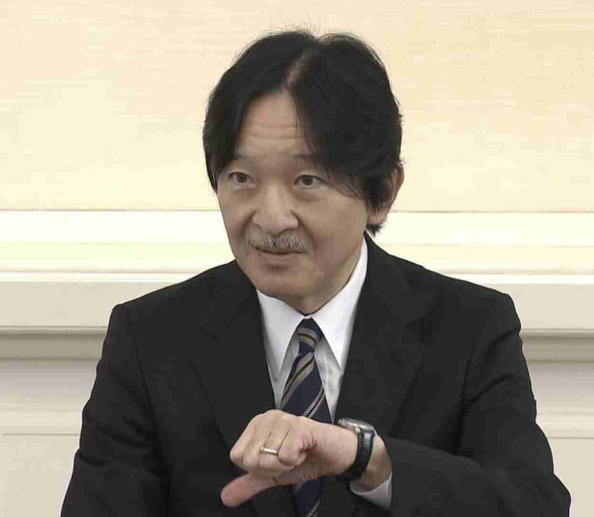 3939google's tweet photo. 皇族がするジェスチャーじゃないでしょ🤢なんでこんな低俗な奴を日本の象徴として敬わないといけないんだよw #秋篠宮不要　#秋篠宮に皇統を移すな #秋篠宮家に会計監査を #秋篠宮家は日本の恥 https://t.co/VH3Sp5EcI7