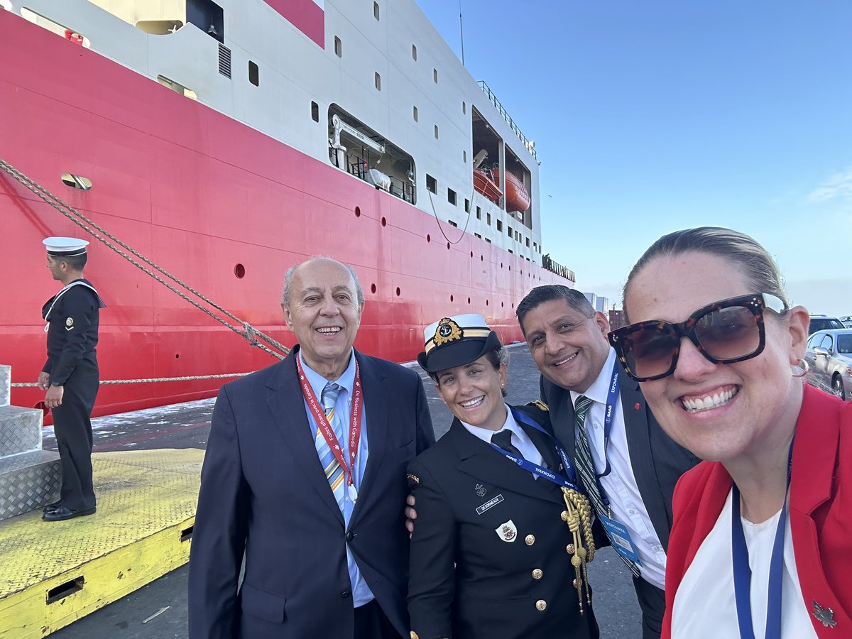 Sabías que el impresionante rompehielo Almirante Viel, construido en Chile por ASMAR fue diseñado por la compañía canadiense #Vard? Tuve el honor de visitar el buque con los diseñadores canadienses, en visita a #ExpoNaval2024 así como de conocer a su comandante.