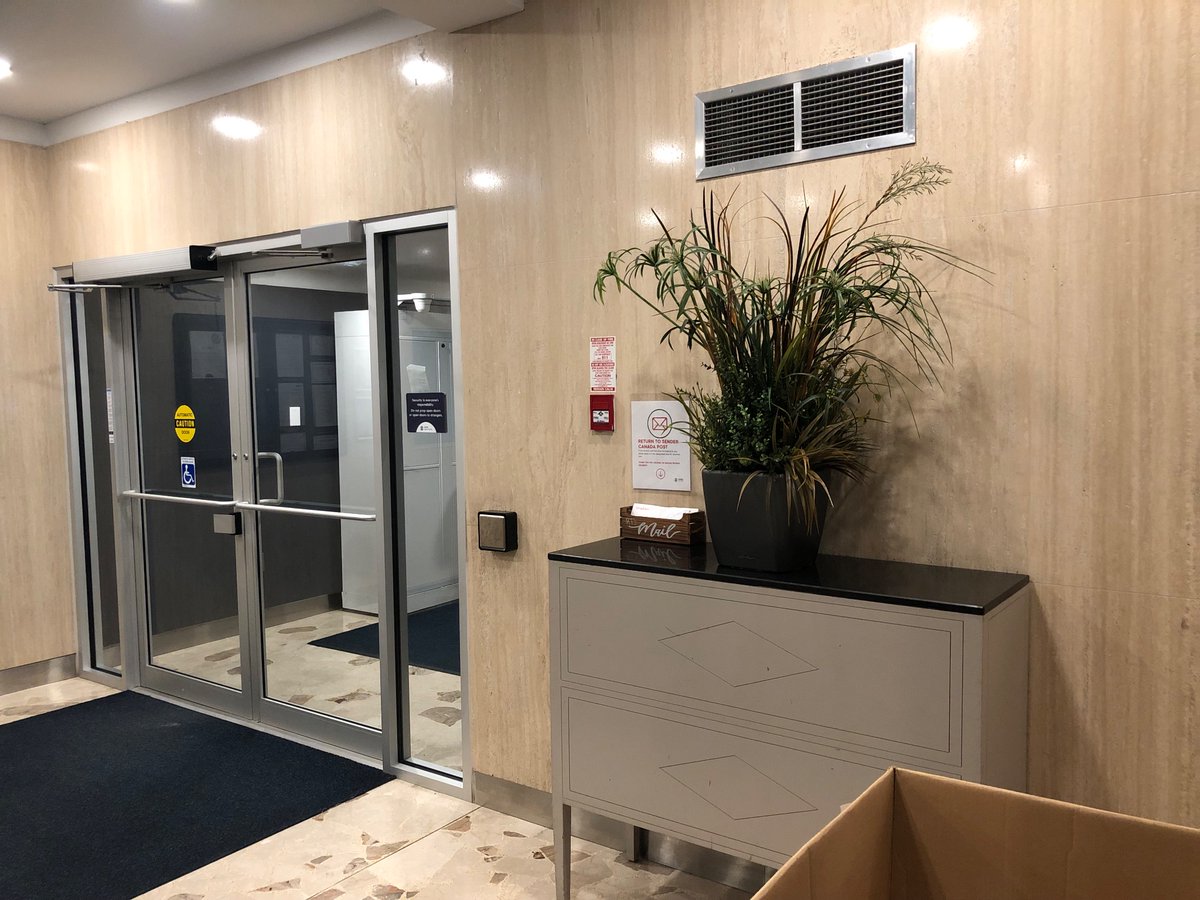 GemmaxBear's tweet photo. @AmazonHelp In what way, shape, or form is this a “secure location”? https://t.co/KXDTRSZHJc