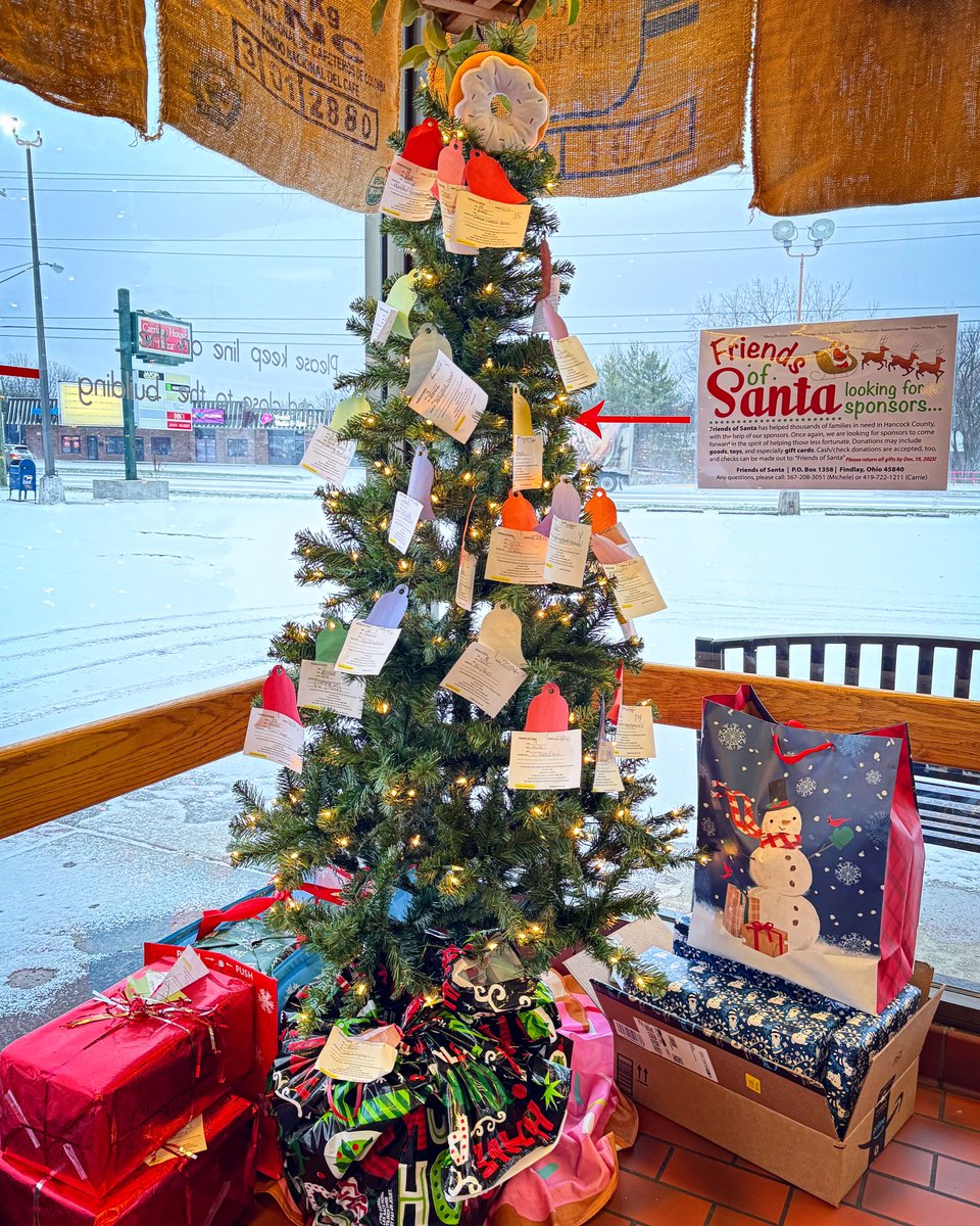 FtFindlayCoffee's tweet photo. The holiday season is here, and our Friends of Santa tree is up! If you’re looking for a way to give back, come in and select an ornament, and return your gift to our shop by December 19. Your donations will help support families in Hancock County🎄❤️

#friendsofsanta https://t.co/m1d5KMRmz4
