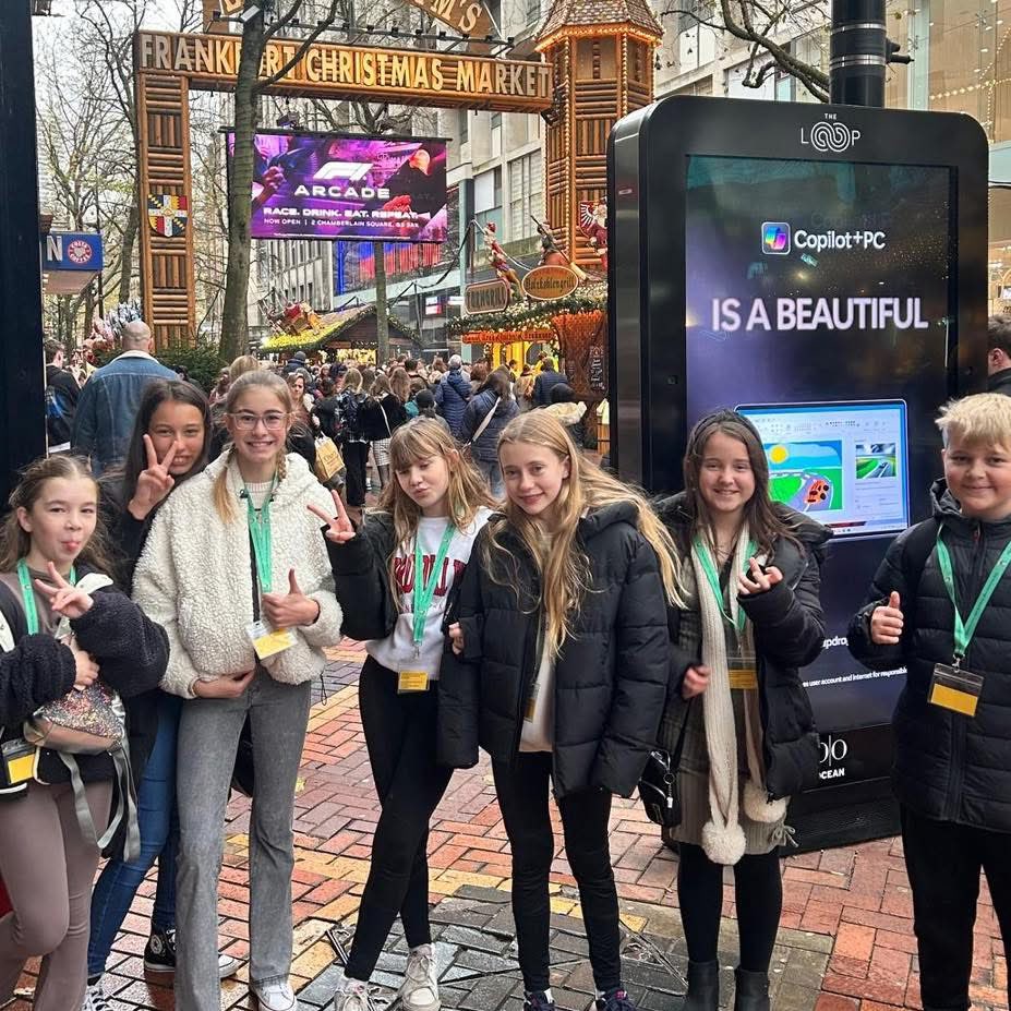 Thank you to all the staff on the Think Tank / German Market trip! Students are having a great time! 🌭 🧬