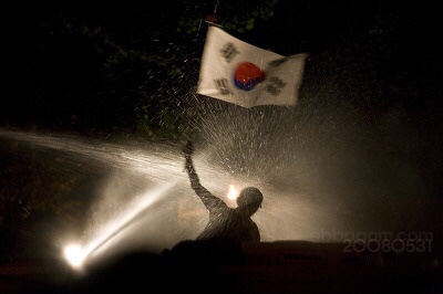 이명박 때 촛불집회 당시 찍힌 사진들 중 최고는 역시 이거라고 생각한다.