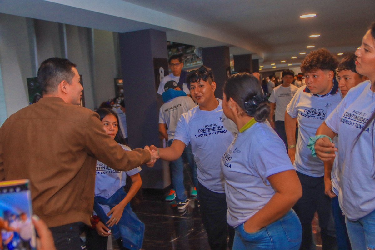 MauricioOrtizES's tweet photo. Ellos son algunos de nuestros #Jóvenes #Becados en #Sonsonate. 🇸🇻

Nuestros futuros Profesionales, orgulloso de cada uno de ellos. 🇸🇻💙 https://t.co/6IffcbTQdb
