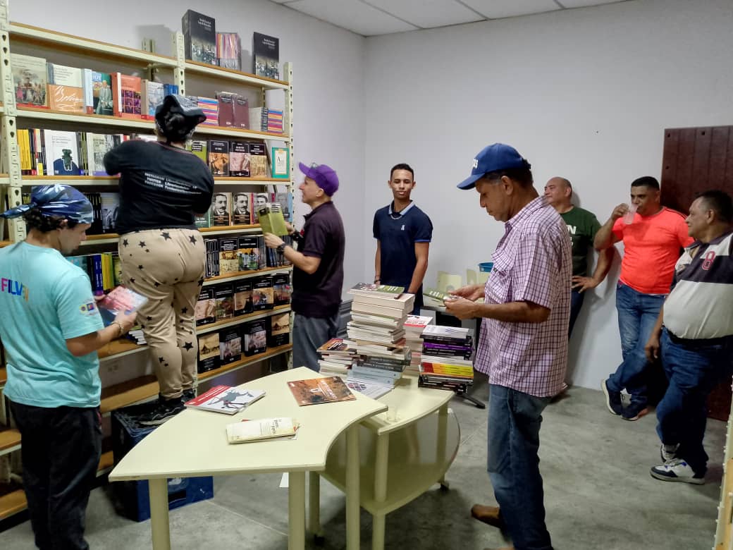 marcoscorrea466's tweet photo. Este 04/12 en el marco de las Fiestas Patronales abrirá en nuestro Municipio la primera Librería del Sur de los Valles del Tuy,el Alc VJG firmó convenio con esta insti para que nuestra gente tenga un espacio dnd ir poder adquirir libros a precios solidarios,leer no hace crecer... https://t.co/t2fP8Vmbp3