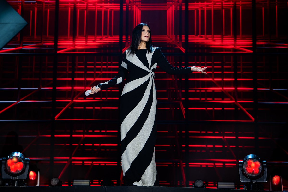 LauraPausini's tweet photo. Merci Cher Marseille 💙❤️🤍 https://t.co/NnyGpN6x8Q