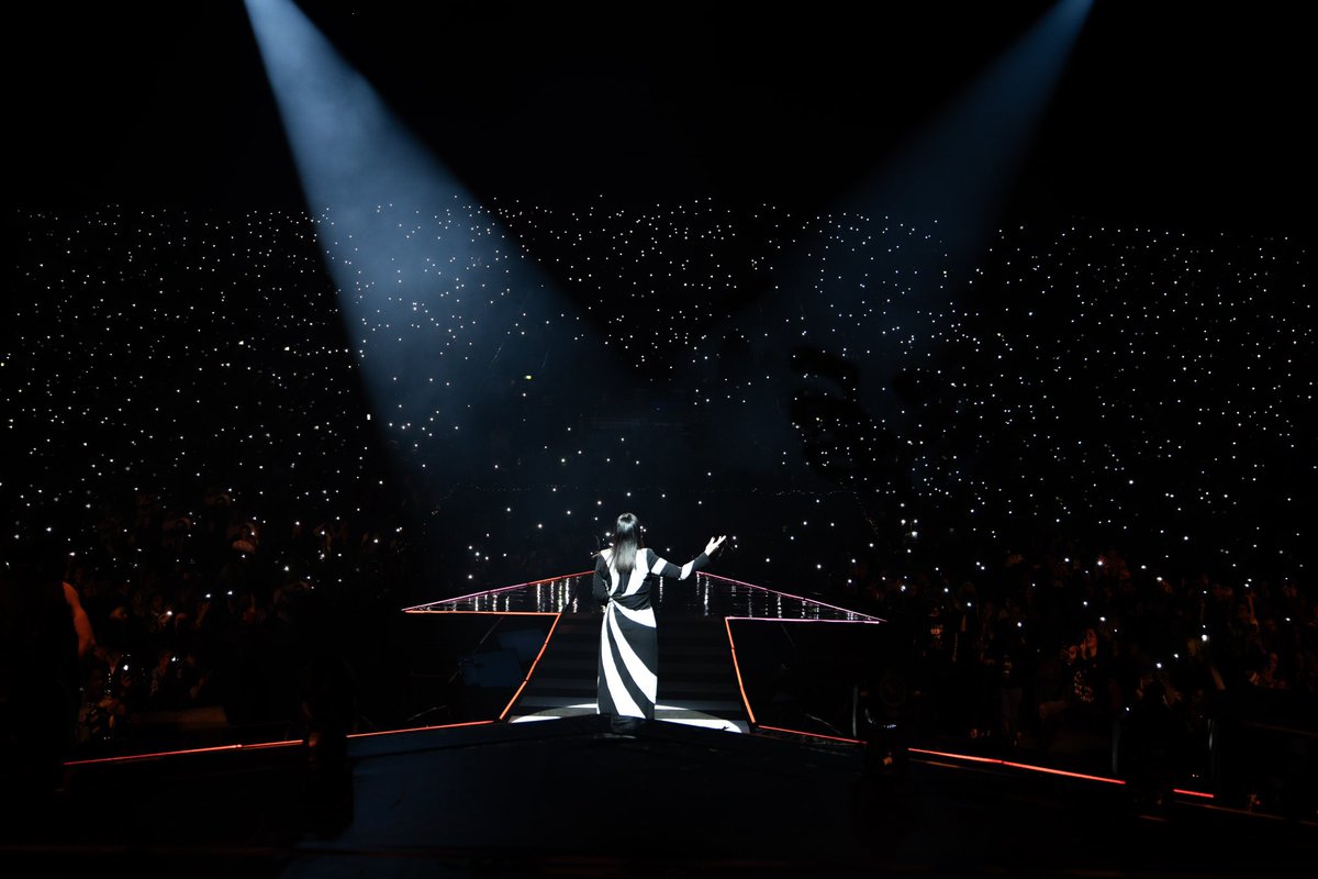 LauraPausini's tweet photo. Merci Cher Marseille 💙❤️🤍 https://t.co/NnyGpN6x8Q