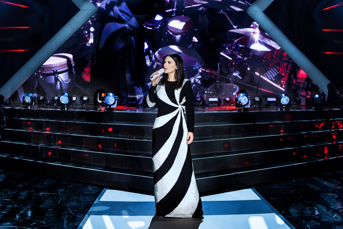LauraPausini's tweet photo. Merci Cher Marseille 💙❤️🤍 https://t.co/NnyGpN6x8Q