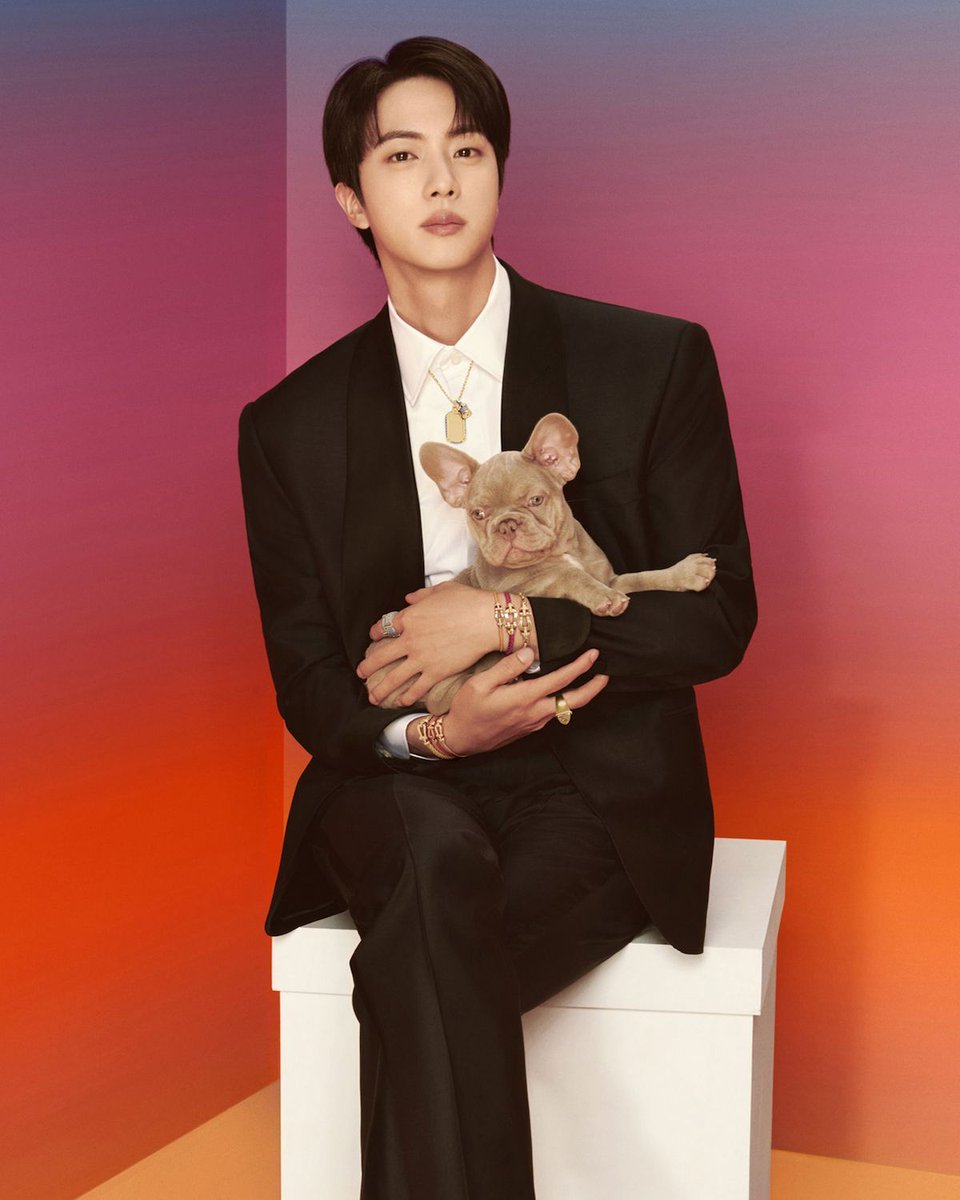 voguejp's tweet photo. フレッドが、グローバルブランドアンバサダーを務める #BTS の #JIN が登場する2024年のホリデーシーズンのキャンペーンを公開！
https://t.co/k3ISucRGwm

#HAPPYJINDAY #JinDay2024 https://t.co/IwsOhFIyrv