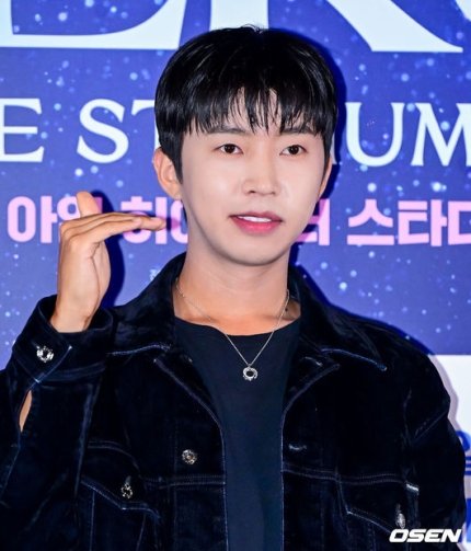 임영웅, 사진첩에 온통 이 사진 뿐이라고? [★SHOT!] (출처 : 네이버 스포츠) naver.me/5xjTaDbp
#임영웅 
#limyoungwoong
#임영웅_온기
#임영웅공연_리사이틀
#임영웅_넘사벽아티스트
출처:뉴스기사