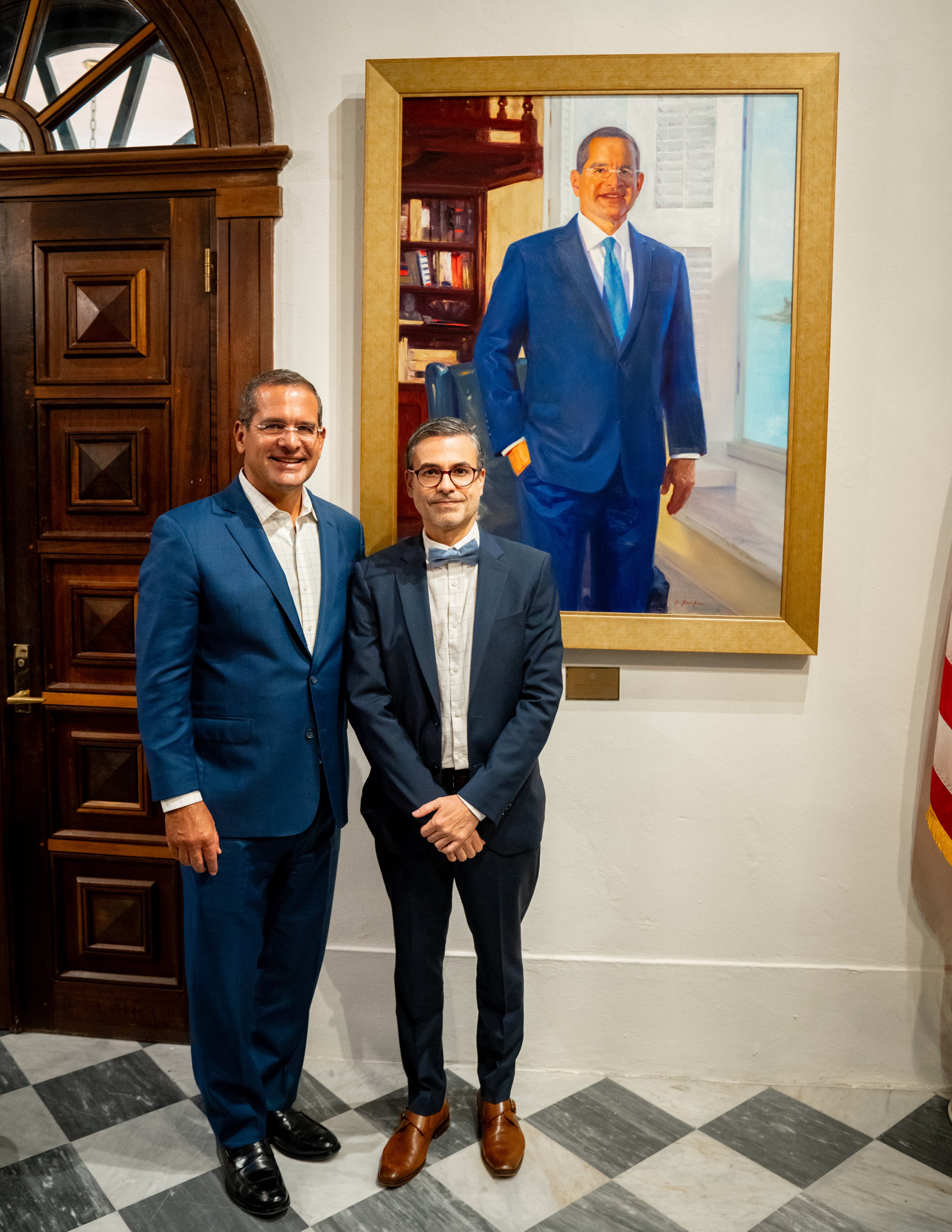Gobernador Pierluisi junto al pintor Álvarez Roure, creador de su retrato oficial