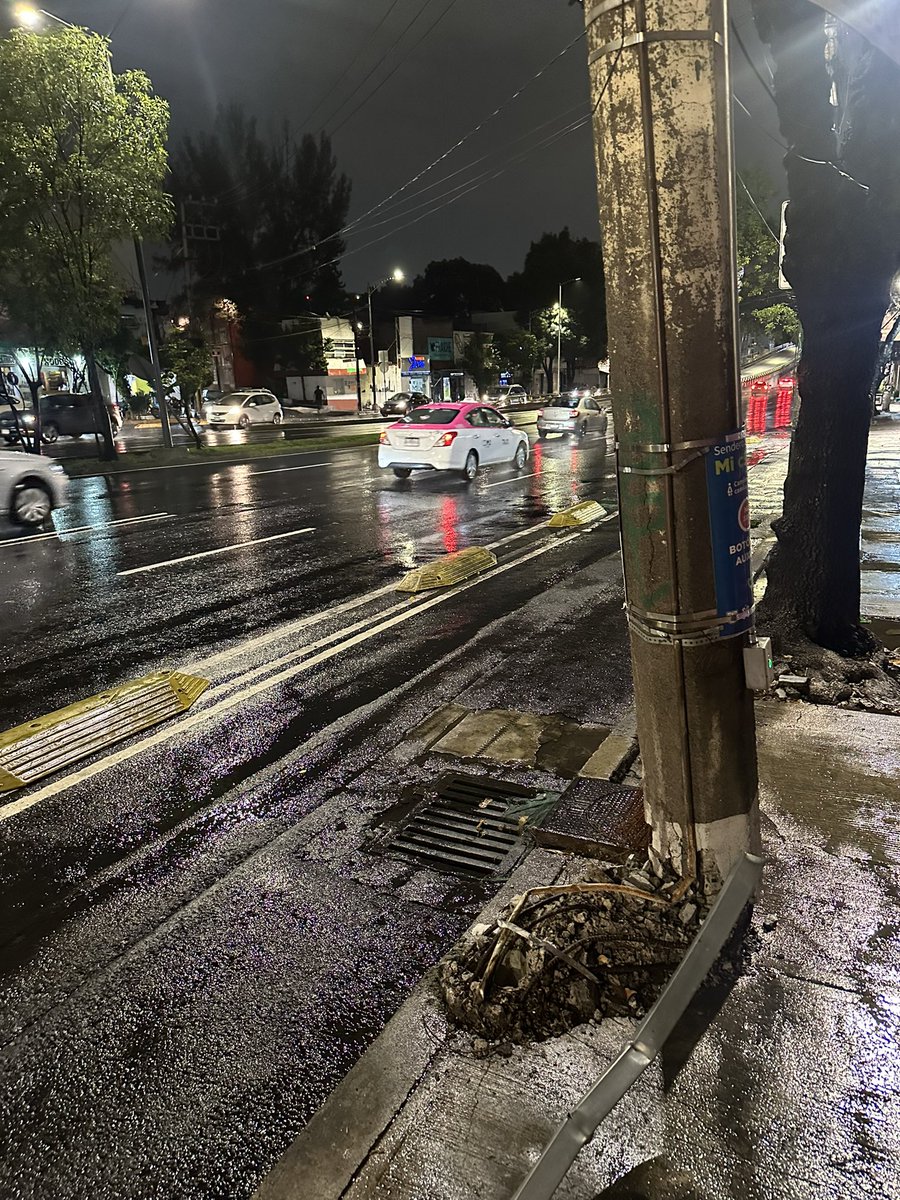 <a href="/CFE_Contigo/">CFE_Contigo</a> <a href="/CFEmx/">CFEmx</a> podrían cambiar este poste en Av. Revolución esquina Andrés de la Concha <a href="/sanjoseinsurgen/">San José Insurgentes</a> <a href="/AccionesBJ/">Acciones BJ</a> <a href="/locatel/">Locatel</a> <a href="/SOBSECDMX/">Secretaría de Obras y Servicios CDMX</a> <a href="/ClaraBrugadaM/">Clara Brugada Molina</a> es peligroso. ¡Gracias!