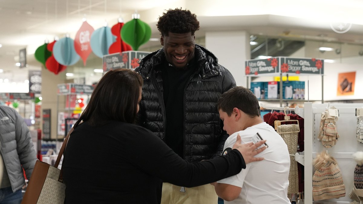 Steelers Community Relations (@steelerscr) on Twitter photo On Tuesday, <a href="/_Dwfootball11/">Darnell Washington</a> partnered with <a href="/Dreambuilders_1/">Dreambuilders</a> to surprise families through <a href="/VLPWPA/">Veterans Leadership Program</a> during their holiday shopping spree. He spent the afternoon helping the families and children find the perfect holiday gifts. On Tuesday, <a href="/_Dwfootball11/">Darnell Washington</a> partnered with <a href="/Dreambuilders_1/">Dreambuilders</a> to surprise families through <a href="/VLPWPA/">Veterans Leadership Program</a> during their holiday shopping spree. He spent the afternoon helping the families and children find the perfect holiday gifts.