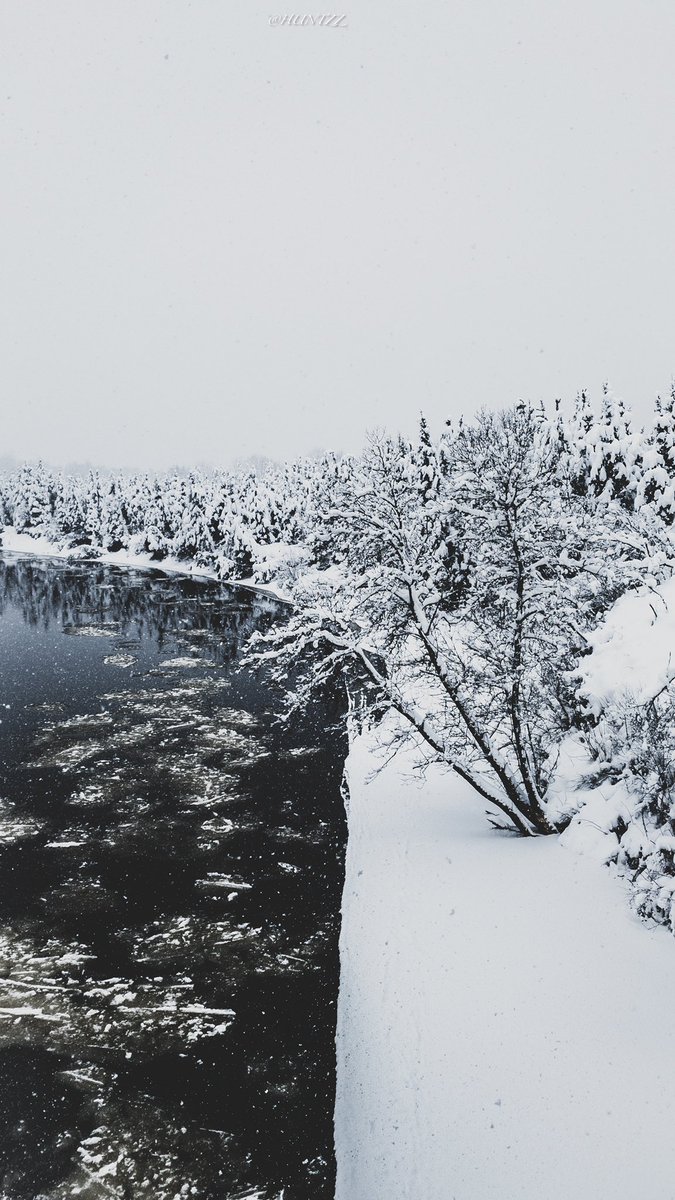 Huntzz's tweet photo. Good evening @danitahamel and happy Tuesday my almost 900 friends✌️🇨🇦

❄️ Post 1 of your winter scenes ❄️

Here’s 2 new shots i took today while standing on a terrifyingly old train bridge

#WinterScene #FrozenIce #WinterIsHere #WinterWonderland #Winter #iPhonePhotography #Canada https://t.co/3ivGiDSp2N