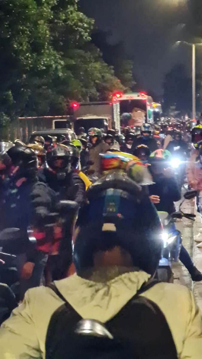 samyballen's tweet photo. @SectorMovilidad saben que paso en la vía conexión Lisboa, hace más de una hora que no hay paso en ningún sentido. https://t.co/3ImKjm8H3n
