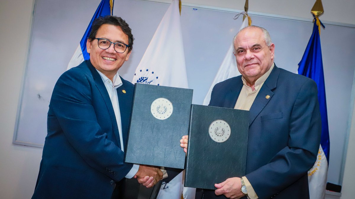 CONAMYPESV's tweet image. #GestiónMYPE | Este día, firmamos un importante convenio con @EducacionSV para impulsar la revisión curricular de la educación básica y media, enfocándonos en áreas clave como desarrollo gerencial, administración, contabilidad, finanzas, innovación y tecnología.