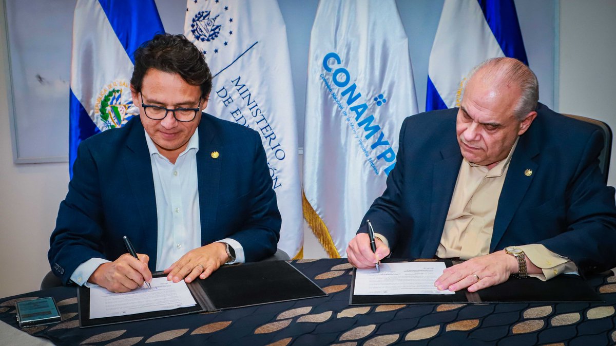 CONAMYPESV's tweet image. #GestiónMYPE | Este día, firmamos un importante convenio con @EducacionSV para impulsar la revisión curricular de la educación básica y media, enfocándonos en áreas clave como desarrollo gerencial, administración, contabilidad, finanzas, innovación y tecnología.