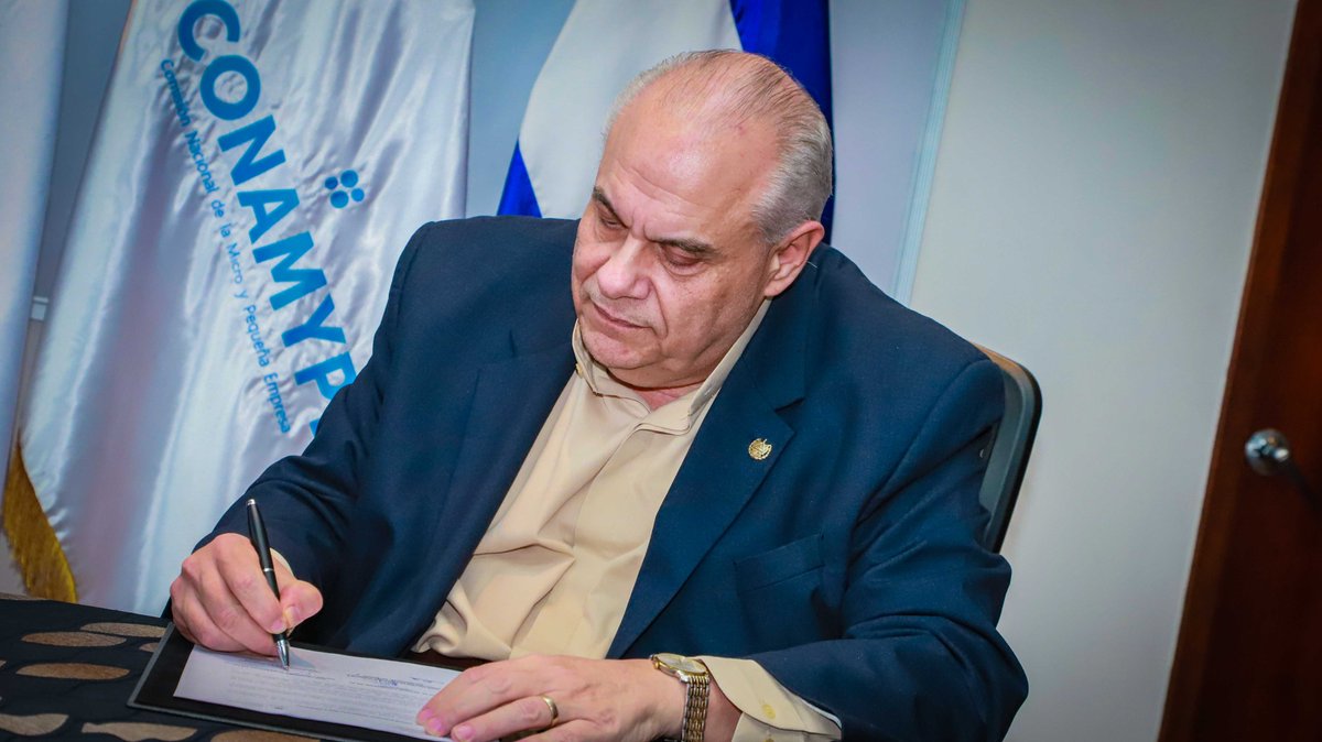 CONAMYPESV's tweet image. #GestiónMYPE | Este día, firmamos un importante convenio con @EducacionSV para impulsar la revisión curricular de la educación básica y media, enfocándonos en áreas clave como desarrollo gerencial, administración, contabilidad, finanzas, innovación y tecnología.