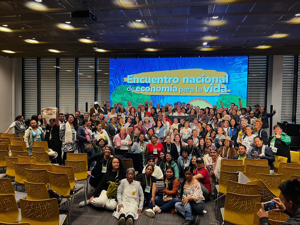 liliasolanor's tweet photo. 👏🏼De la mano de los emprendedores, que nos acompañaron desde diferentes regiones, cerramos el segundo día del Encuentro Nacional de economía para la vida 🫂

@petrogustavo 
@UnidadVictimas https://t.co/n6G4NZ1kwC