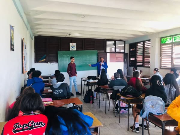 Continúa proceso de Ejemplares en centros de Enseñanza Media #Cienfuegos 
<a href="/SolMayelin/">Mayelín del Sol</a> <a href="/Armandocv781123/">Armando Carranza Valladares</a> <a href="/YolexiRdguez/">Yolexis Rodriguez</a>  <a href="/yulls_yusimi/">Yusimi Yulls Quintana</a> <a href="/CubanaLidice/">Lídice De Cuba 🇨🇺</a> <a href="/YaquedeCuba/">Yaquelin</a> <a href="/agnes_becerra/">Agnes Becerra</a> <a href="/JosCarlosZarag4/">José Carlos Zaragoza</a> <a href="/alfonso_noya/">Alfonso Noya Martínez🇨🇺</a> <a href="/PerlavisionTV/">Perlavisión TV</a>